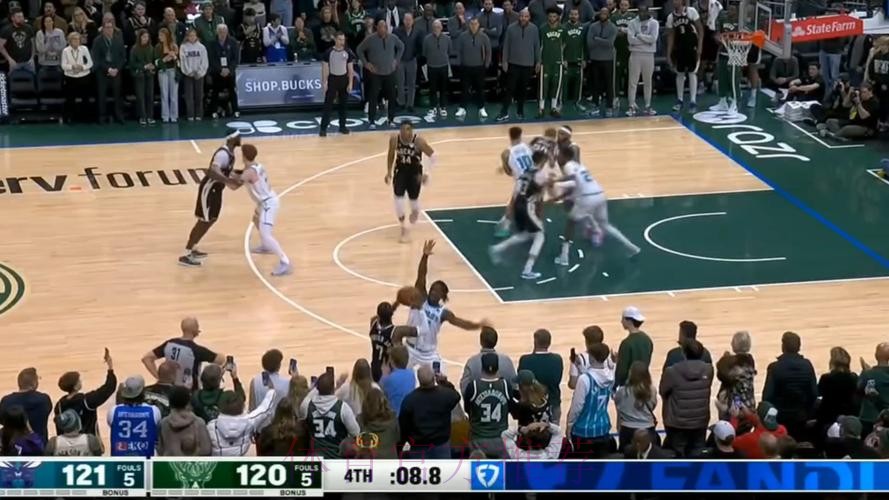 字母哥关键时刻助攻波蒂斯三分命中，随后空接打进领先4分